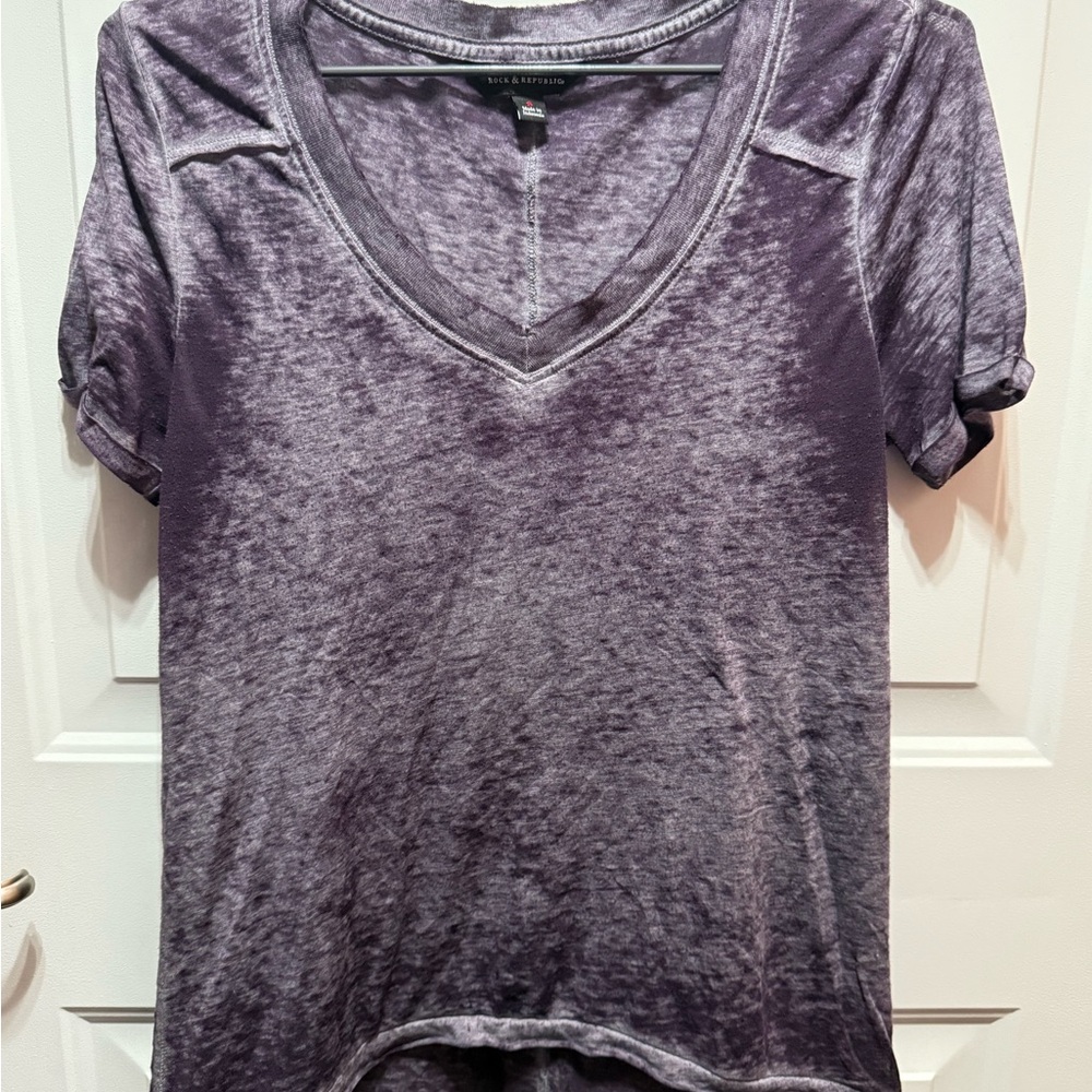Rock & Republic Deep Purple Short Sleeve V-Neck Burnout Hi-Low Top. Size Small